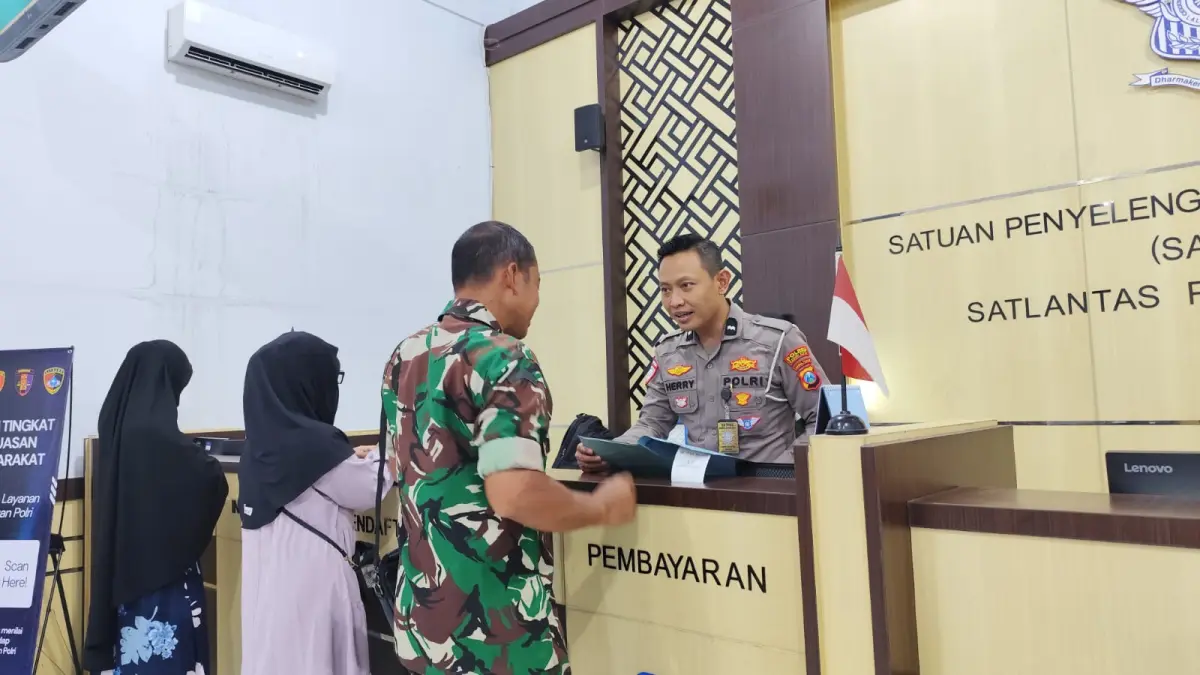 Petugas melayani pemohon SIM
