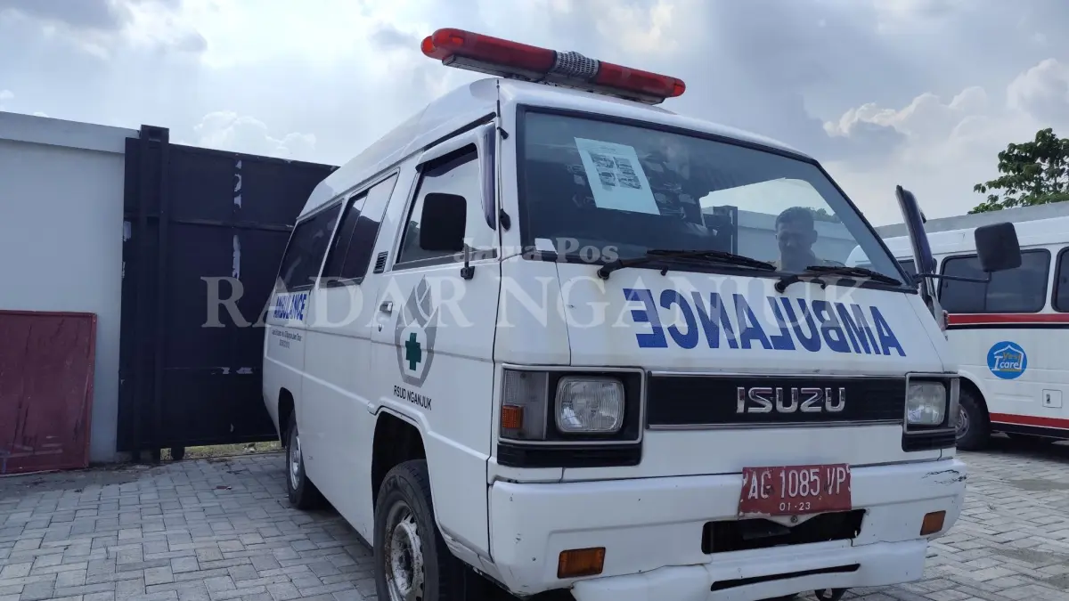 Ambulans yang tidak laku dilelang masih terparkir di halaman gudang BPKAD Kabupaten Nganjuk