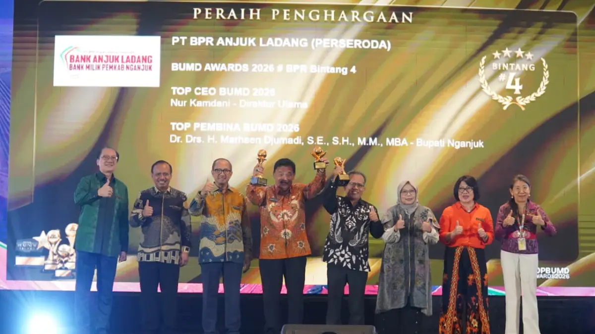 Bupati Nganjuk Marhaen Djumadi bersama Dirut BPR Anjuk Ladang Nurkamdani saat menerima penghargaan Top BUMD Awards 2026