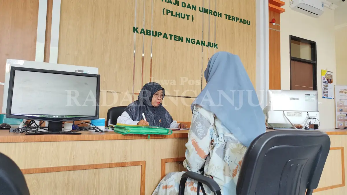 Pegawai Kementerian Haji dan Umrah Kabupaten Nganjuk mengecek berkas CJH