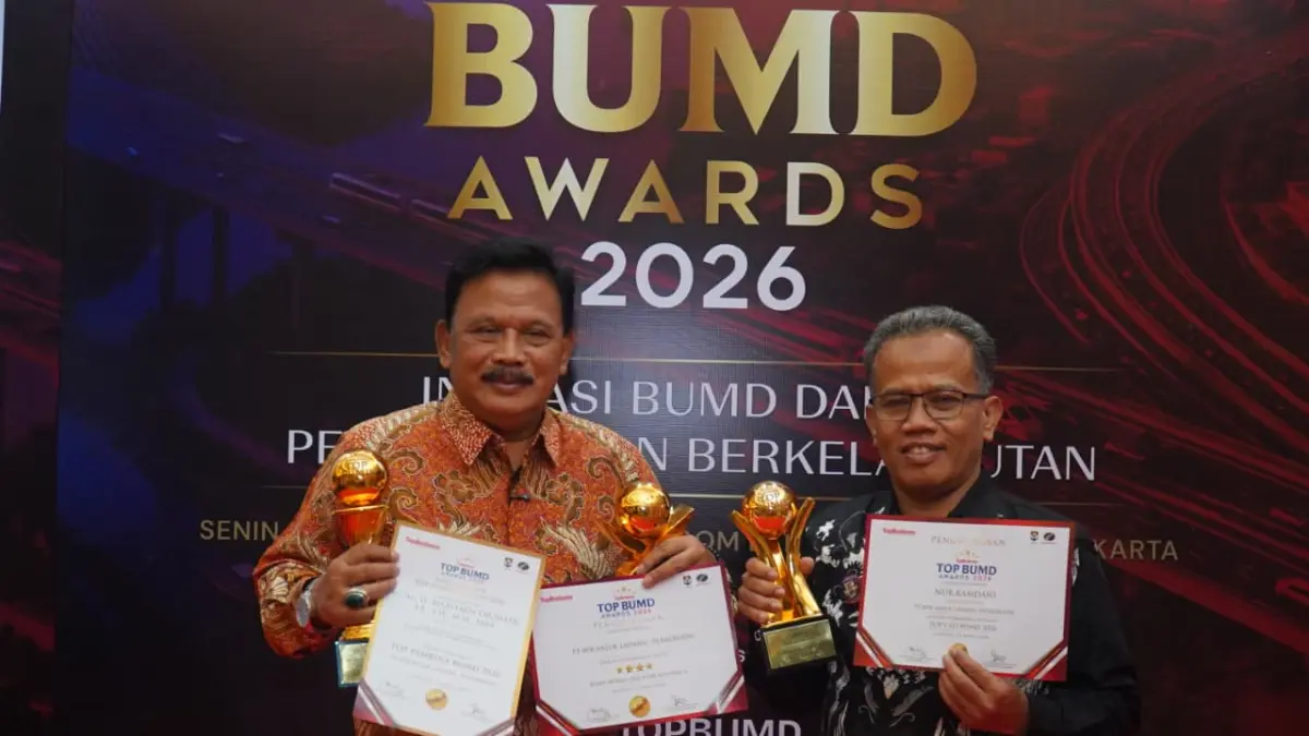 Bupati Nganjuk Marhaen Djumadi menerima penghargaan Top BUMD Awards 2026