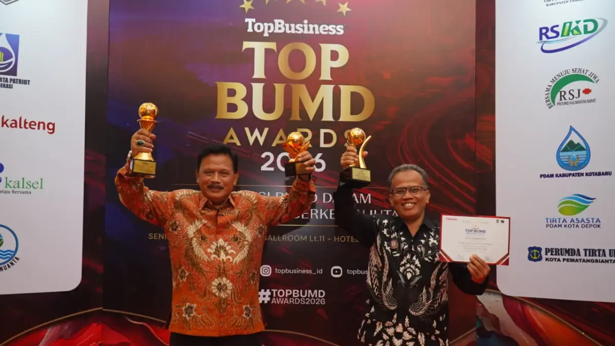 Bupati Nganjuk MArhaen Djumadi meraih penghargaan Top BUMD 2026