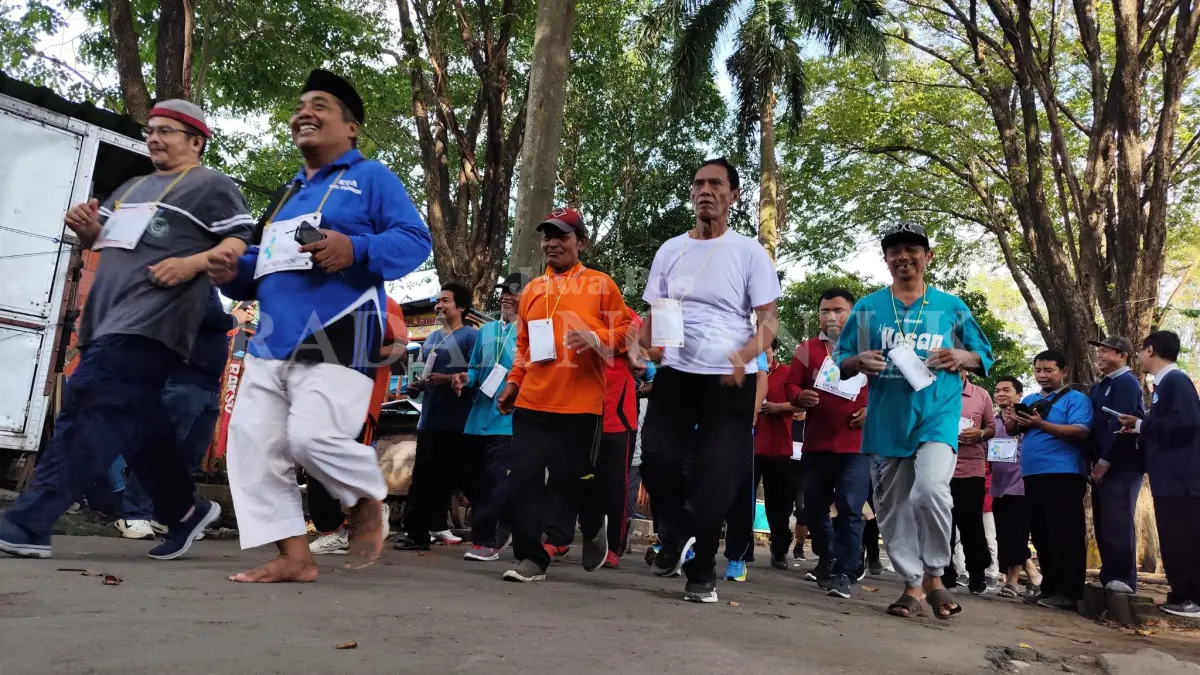 Calon Jemaah Haji (CJH) Kabupaten Nganjuk melakukan tes kebugaran di Gedung Juang 45 Nganjuk