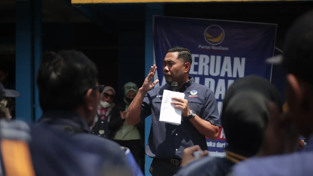 Ketua Bappilu DPD NasDem Nganjuk M. Fauzi Irwana  saat melakukan aksi massa
