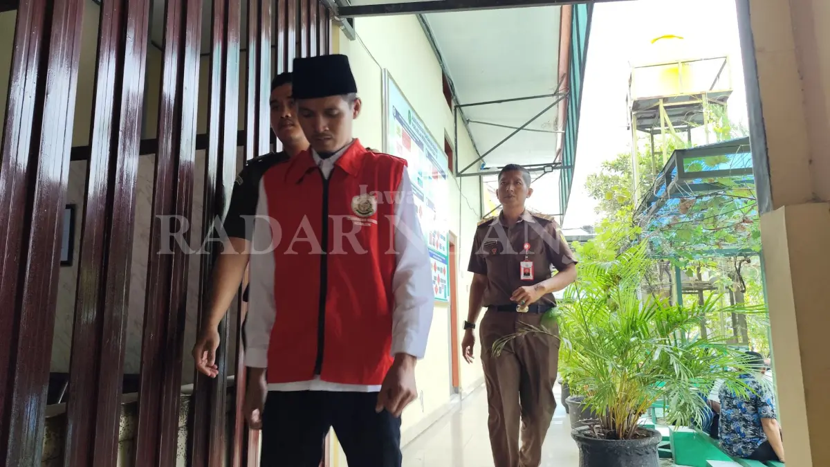 Terdakwa Danang keluar ruang sidang