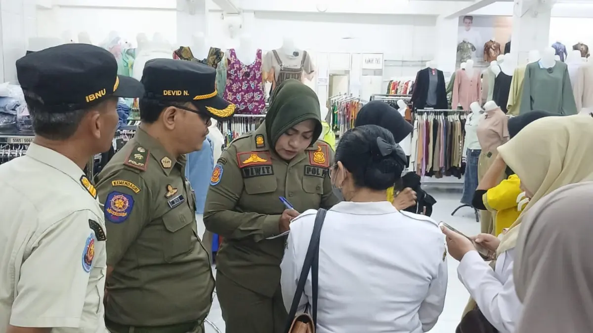 Petugas dari Satpol PP Kabupaten Nganjuk saat sedang melakukan razia ASN yang keluyuran saat WFH