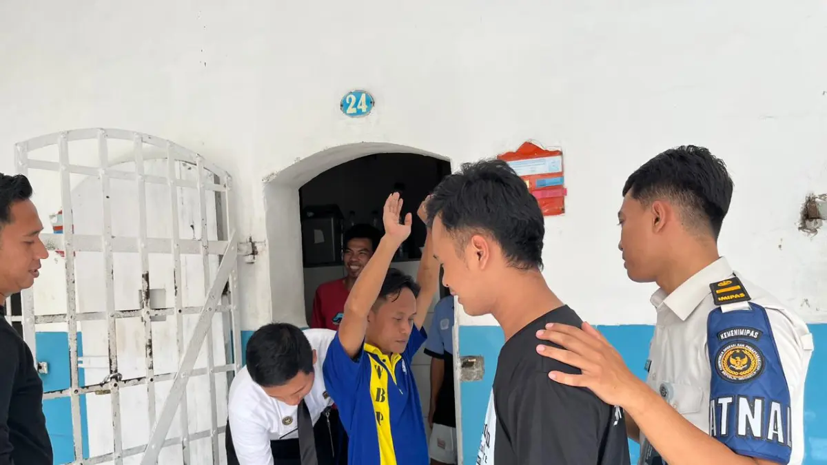 Petugas menggeledah warga binaan