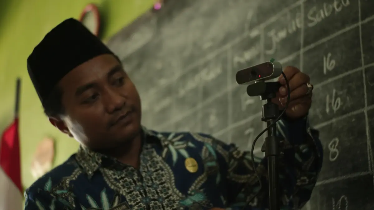 Operator dari SDN 4 Kapas, Kecamatan Sukomoro saat menyiapkan sarpras menjelang TKA besok senin (20/4)