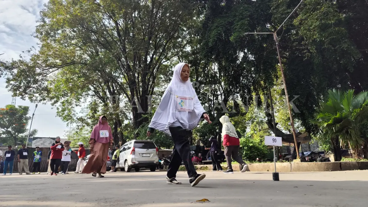 Calon Jemaah Haji (CJH) Kabupaten Nganjuk menjalani tes kebugaran