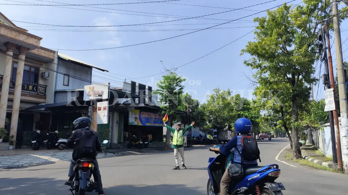 Solikin mengatur arus lalu lintas