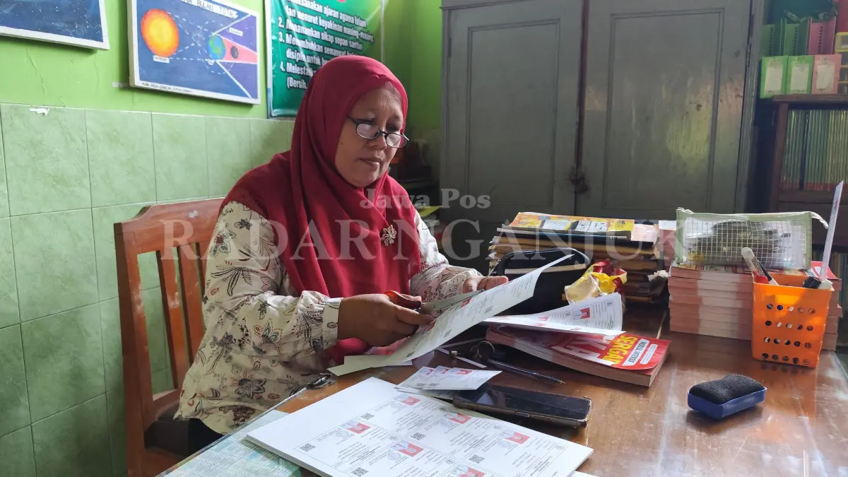 Guru menyiapkan kartu peserta TKA