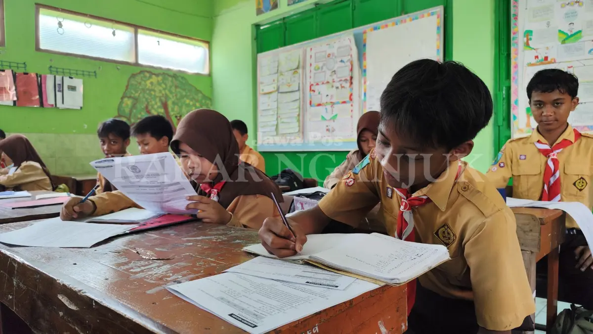 Siswa kelas VI SD mengerjakan soal try out TKA