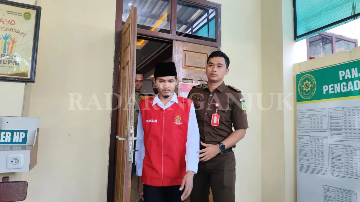 Danang Susilo keluar ruang sidang di PN Nganjuk