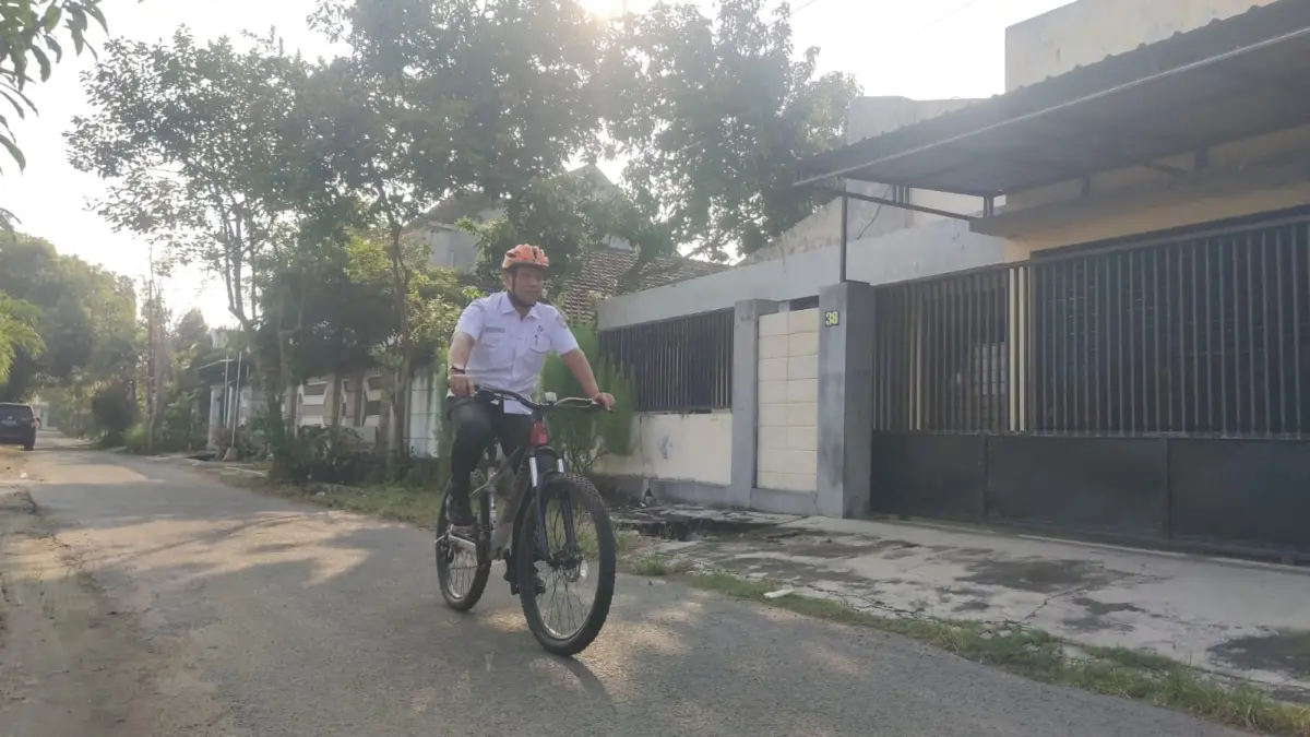 Kepala Dinas Pendidikan (Kadisdik) Kabupaten Nganjuk Puguh Harnoto naik sepeda saat berangkat ke kantor