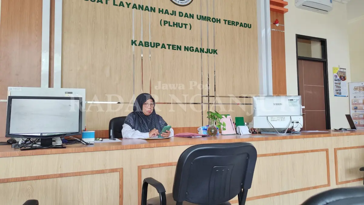 Petugas haji sedang mengecek kelengkapan dokumen