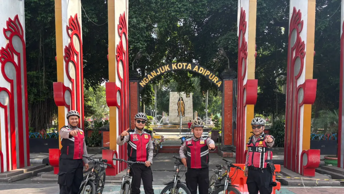 Polisi berpatroli menggunakan sepeda