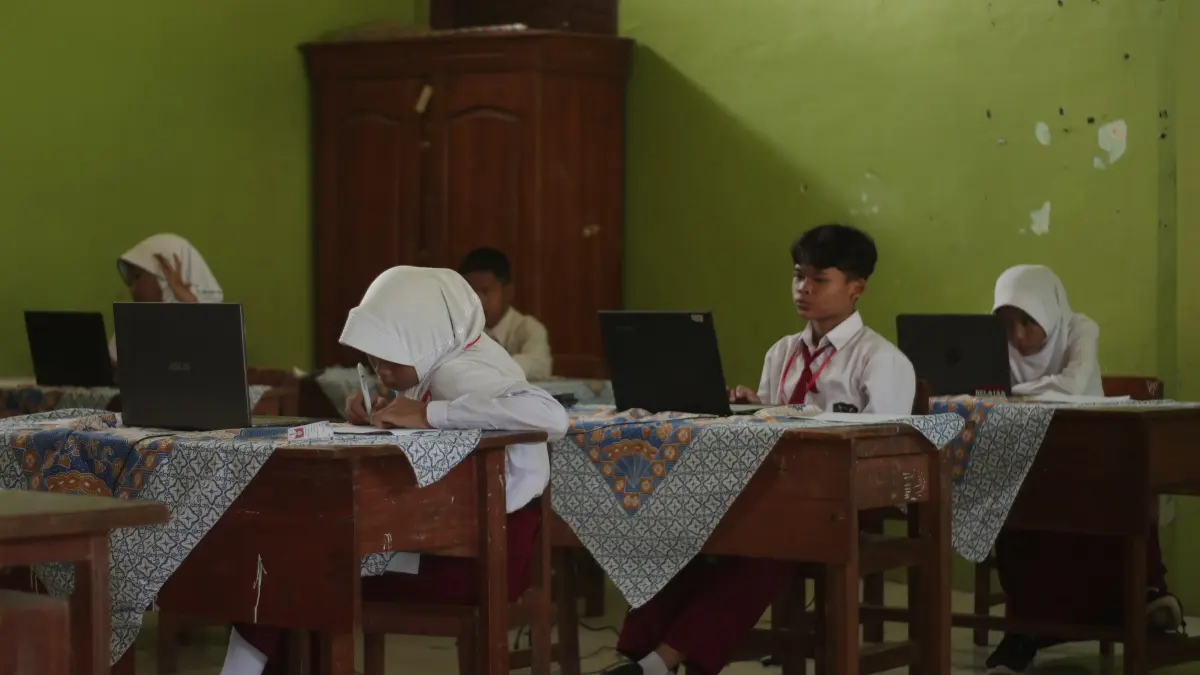 Siswa di SDN 4 Kapas saat mengerjakan soal TKA