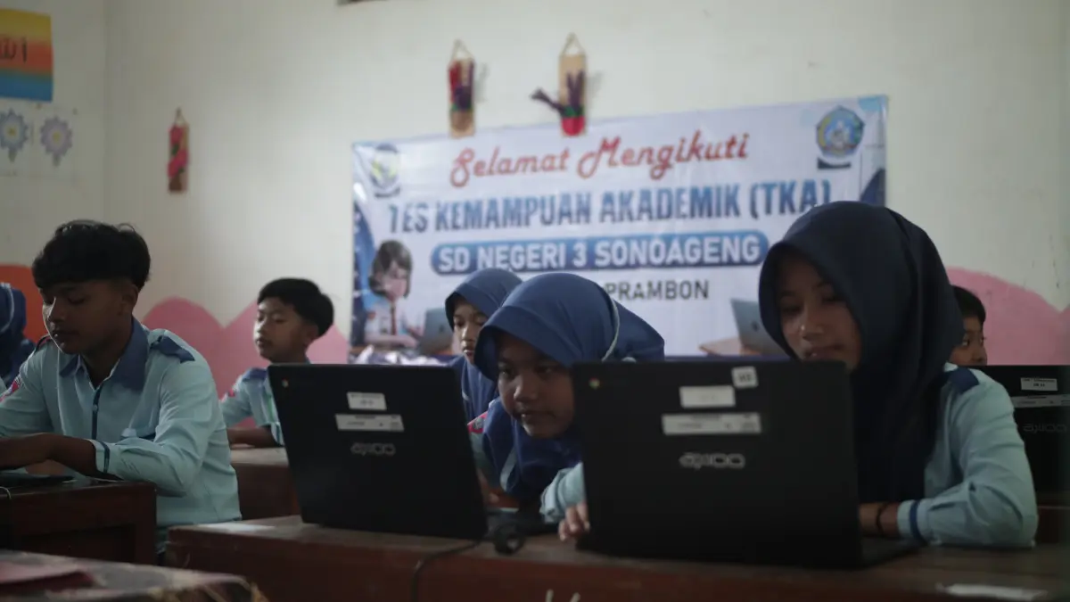 Siswa dari SDN 3 Sonoageng saat mengerjakan TKA