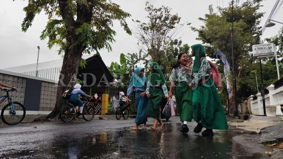 Siswa SD nyeker saat pulang sekolah karena hujan mengguyur Kota Angin