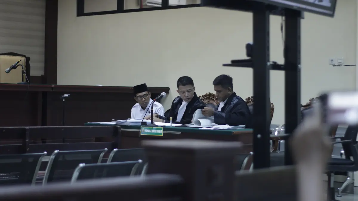 Sujono saat menjalani sidang di PN Tipikor Surabaya