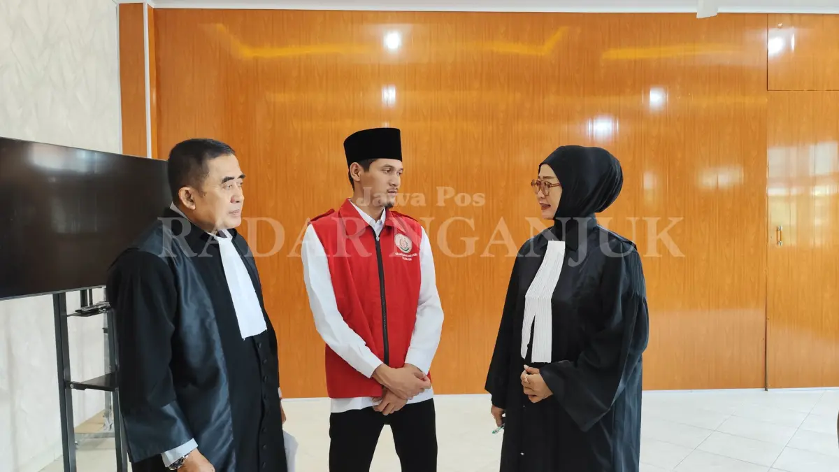 Anita Candra (paling kanan) memberi nasihat Danang Susilo setelah sidang