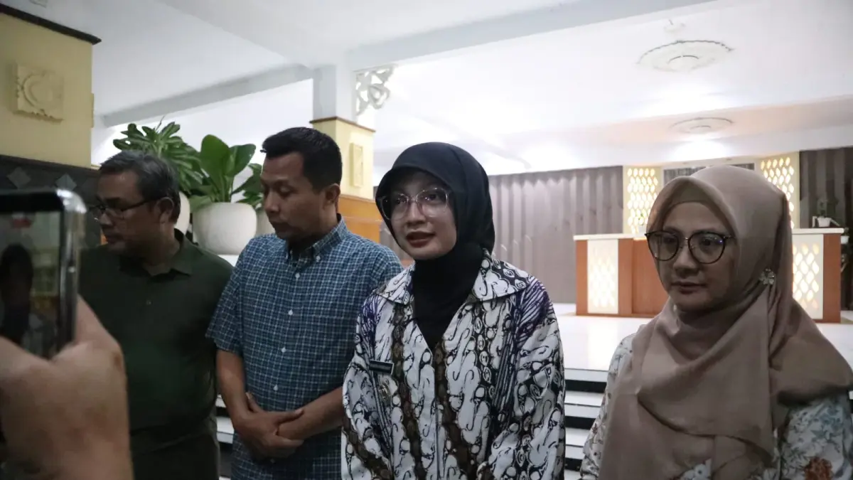 Wali Kota Kediri Vinanda Prameswari memberikan keterangan pers terkait dugaan keracunan MBG di T
3 sekolah dasar di Kecamatan Pesantren. (Foto: Ayu Ismawati)