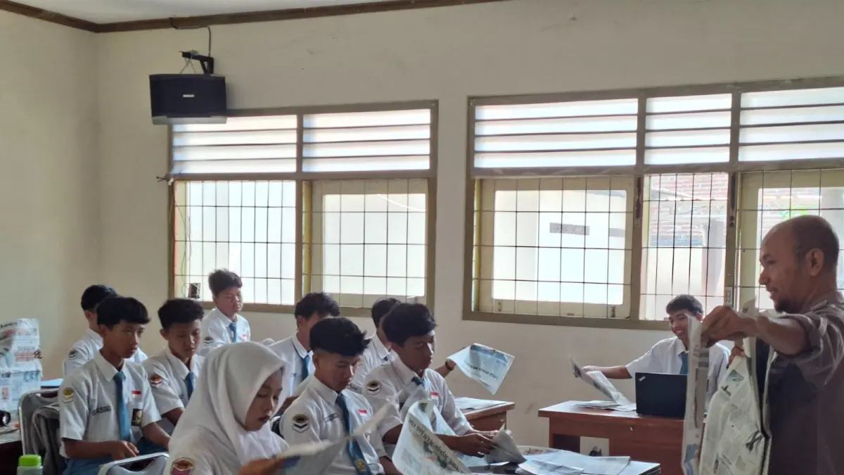 INFORMATIF: Pemateri Jawa Pos Radar Kediri Endro Purwito memaparkan hasil karya jurnalistik yang dipublikasikan di surat kabar.