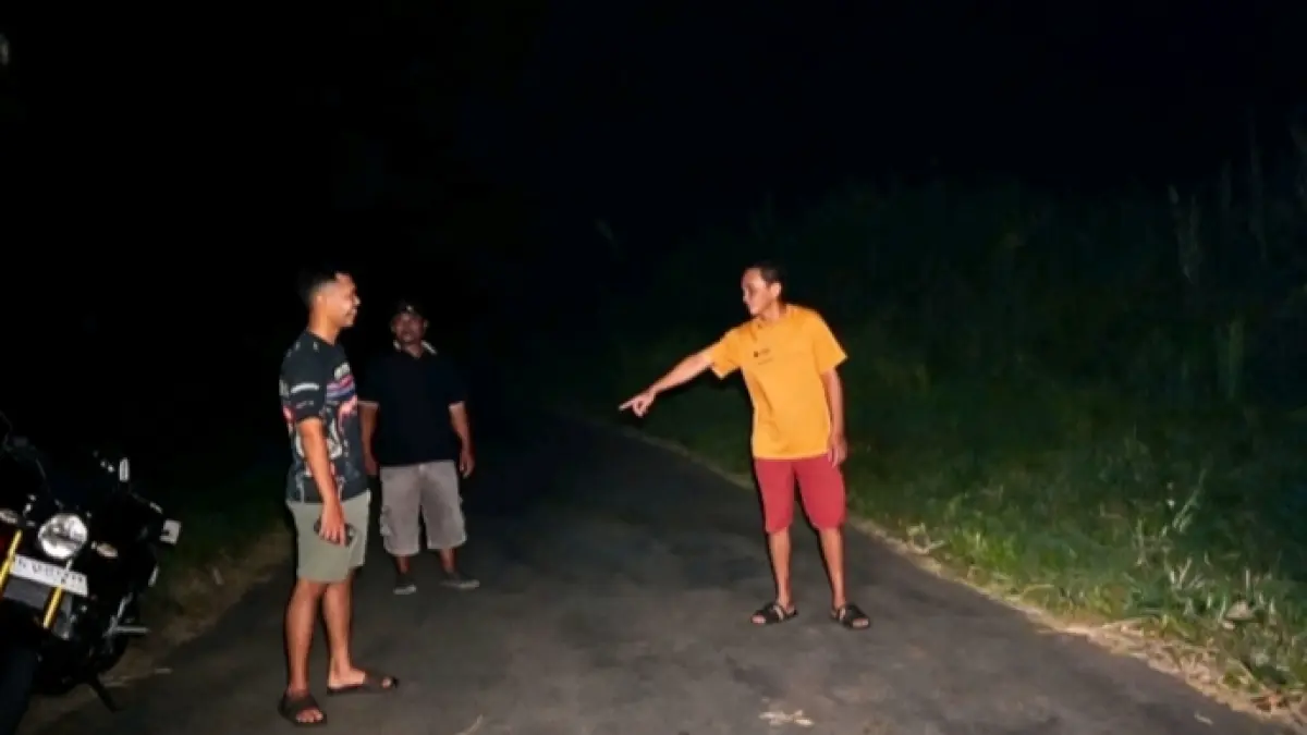 warga menunjukkan tempat perampasan motor warga Kebonagung