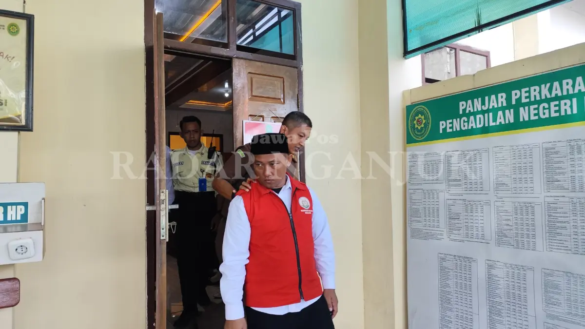 Ali Widodo digelandang keluar ruang sidang