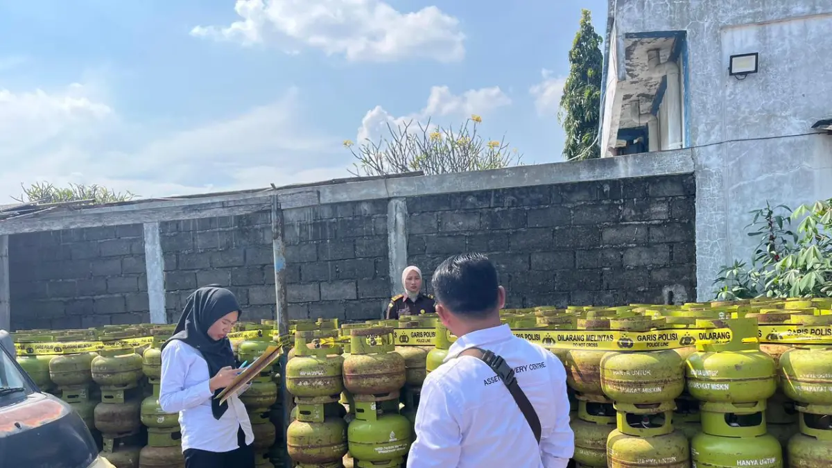 Kejaksaan Negeri Nganjuk mengecek barang bukti lpg tiga kilogram yang dioplos tiga tersangka