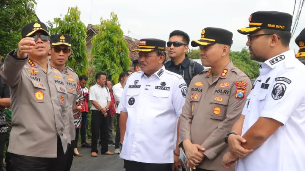 Bupati Marhaen Djumadi bersama Wakil Bupati Nganjuk Trihandy Cahyo Saputra dan Kapolres Nganjuk AKBP Suriah Miftah Irawan mendampingi Wakapolri Komjen Pol Deddy Prasetyo saat berkunjung ke lokasi Museum Marsinah di Desa Nglundo, Kecamatan Sukomoro. 