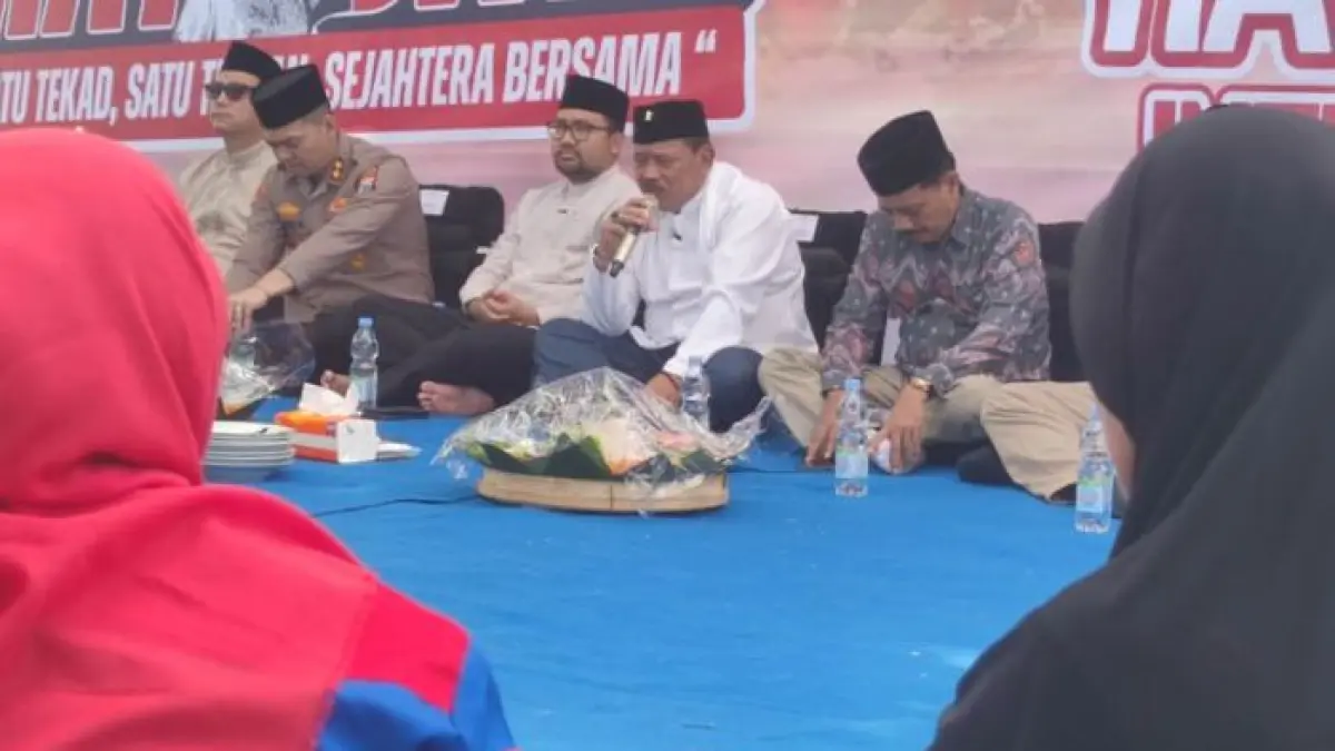 Bupati Marhaen Djumadi memberi sambutan saat doa bersama dan tabur bunga di makam Pahlawan Nasional Marsinah pada Jumat (1/5). Bupati Marhaen didampingi Wakil Bupati Trihandy Cahyo Saputra bersama Kapolres Nganjuk AKBP Suriah Miftah Irawan dan Ketua DPRD Nganjuk Tatit Heru Tjahjono beserta Forkompinda lainnya. 