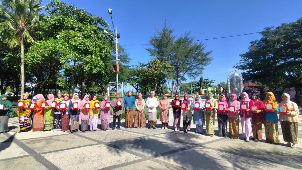 Puluhan guru TK dan SD di Kecamatan Nganjuk mendapat penghargaan