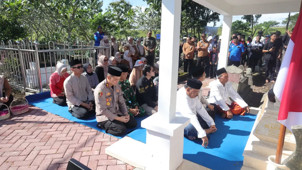 Bupati Marhaen Djumadi bersama dengan Forkopimda doa bersama di makam Marsinah