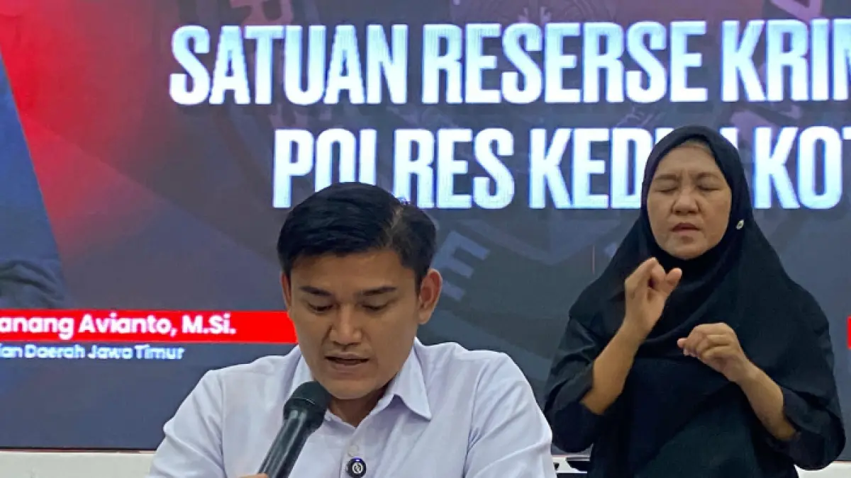 Kasat Reskrim Polres Kediri Kota AKP Achmad Elyasarif Martadinata saat memberikan keterangan pers kepada awak media. (Foto: Hilda Nirmala Risani)