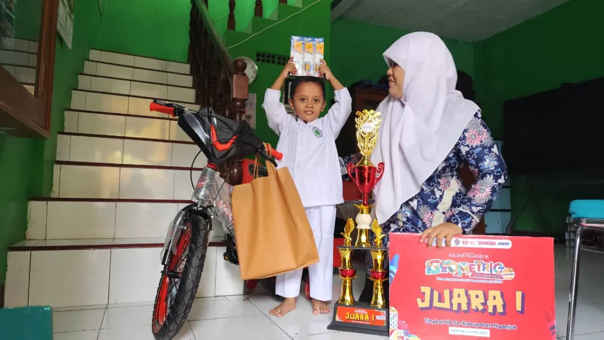 A Azmi Brahmadi ditemani gurunya berhasil meraih juara 1 tingkat KB