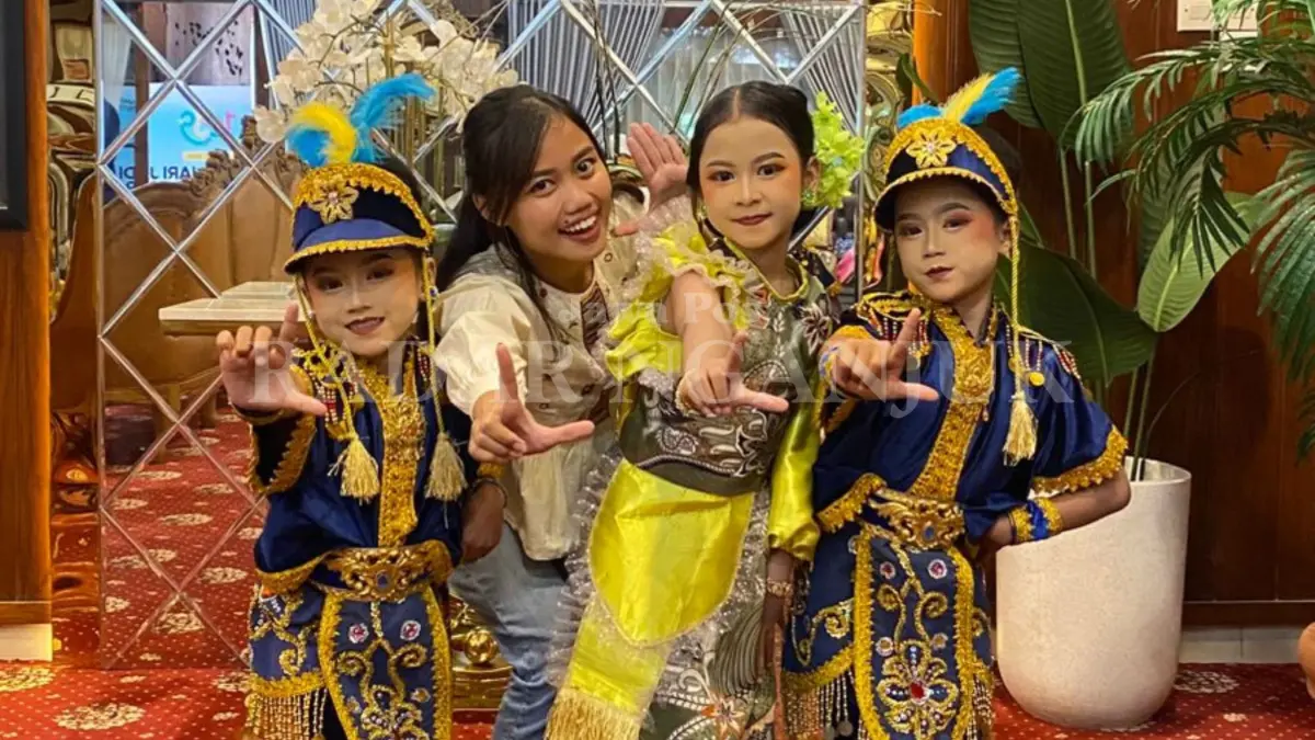 Penari cilik bersama pelatih