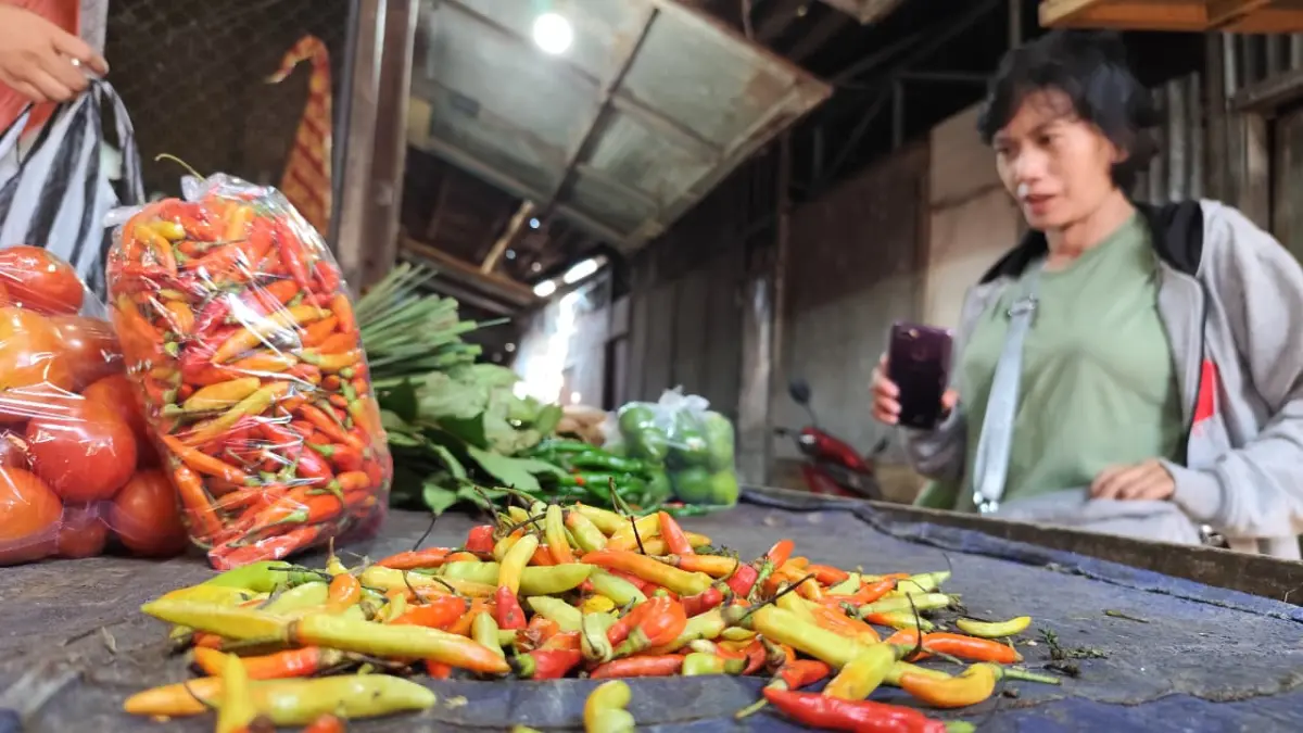 Pembeli cabai rawit di Pasar Wage