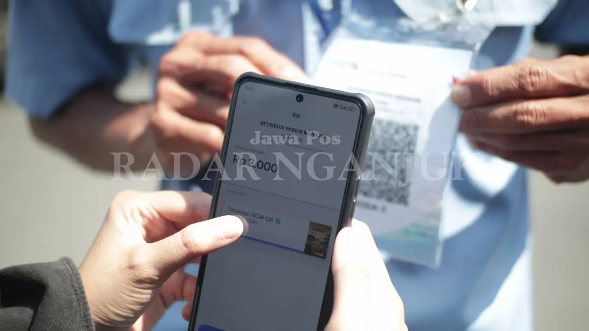 Pengendara sepeda motor dengan nopol luar kota membayar parkir pakai QRIS