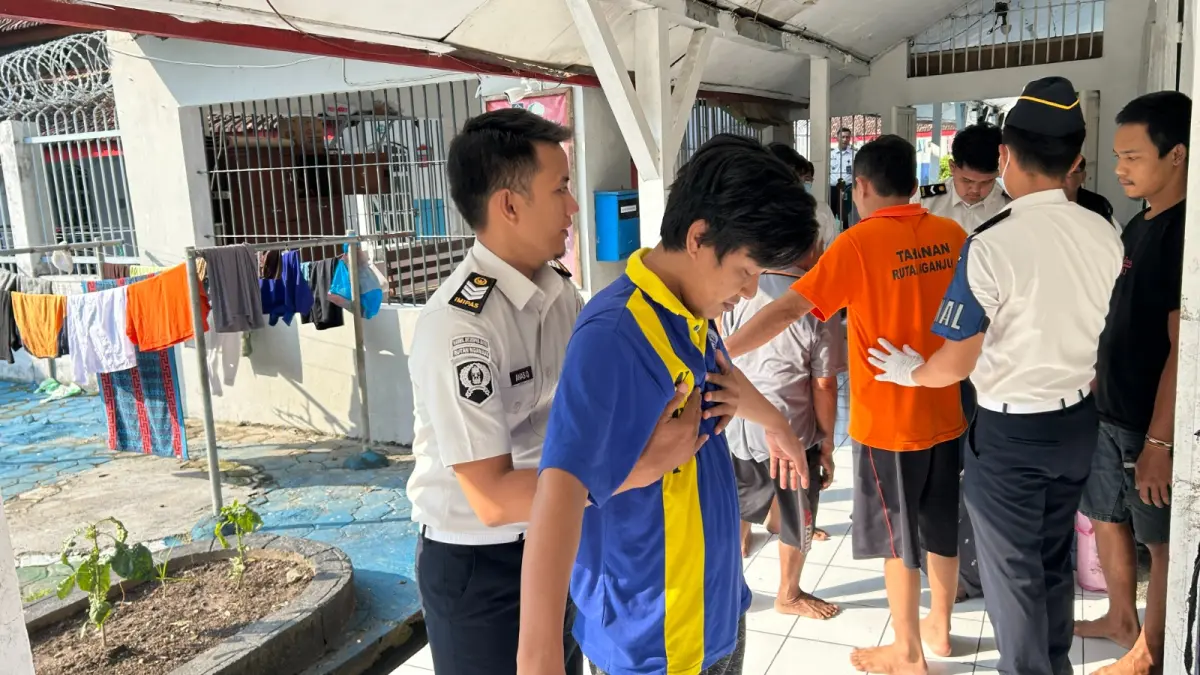 Petugas Rutan menggeledah warga binaan saat razia