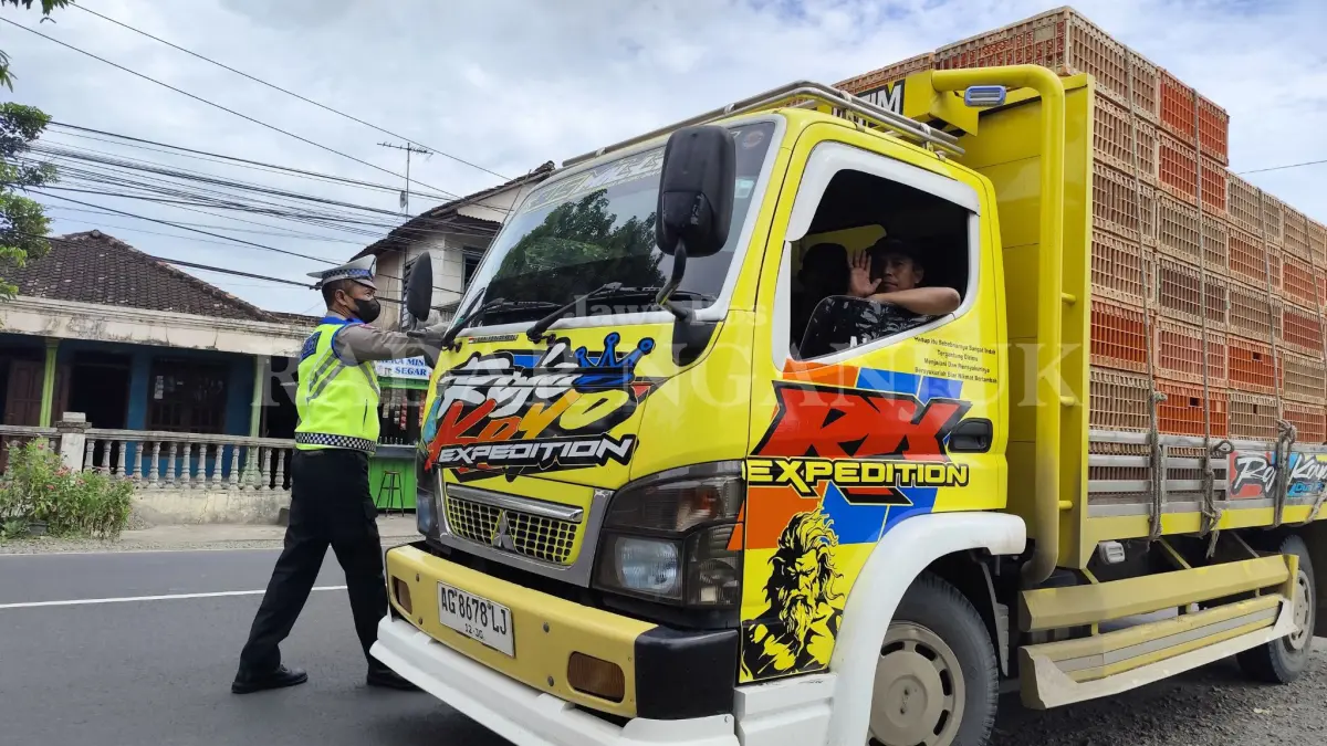 Petugas Satlantas Polres Nganjuk menilang truk ODOL