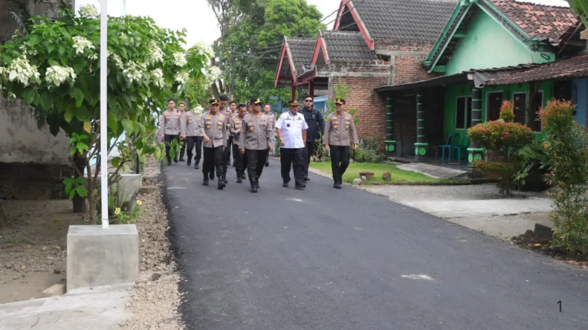 Bupati Marhaen Djumadi mendampingi Wakapolri Baru Komjen Dedi Prasetyo saat meninjau lokasi Museum Marsinah di Desa Nglundo, Kecamatan Sukomoro. (FOTO: Novanda Nirwana/JPRK)
