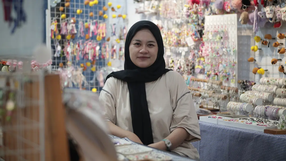 Malam itu (6/5), Shelly Anggraini, perempuan asal Desa Sumengko, Kecamatan Sukomoro sedang berada di toko kerajinan tangan miliknya