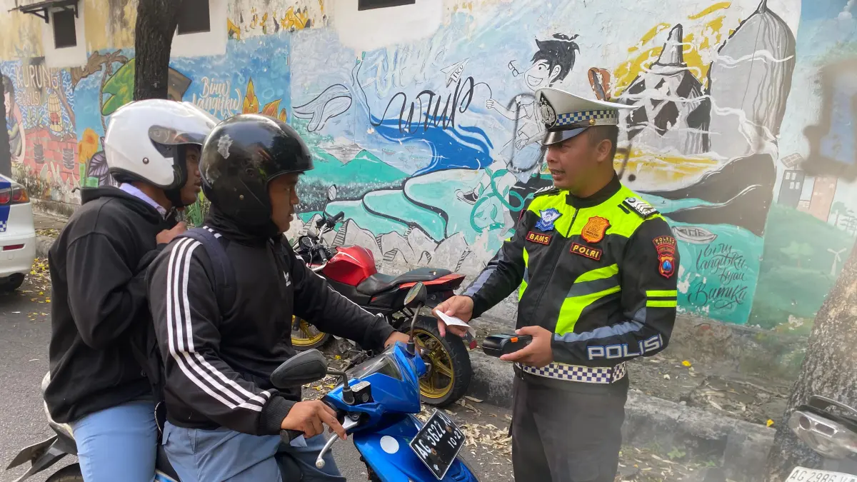 Polisi menilang siswa yang kedapatan melawan arus