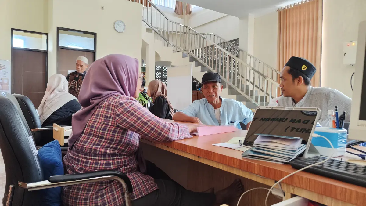 Petugas Kementerian Haji dan Umrah cek berkas CJH