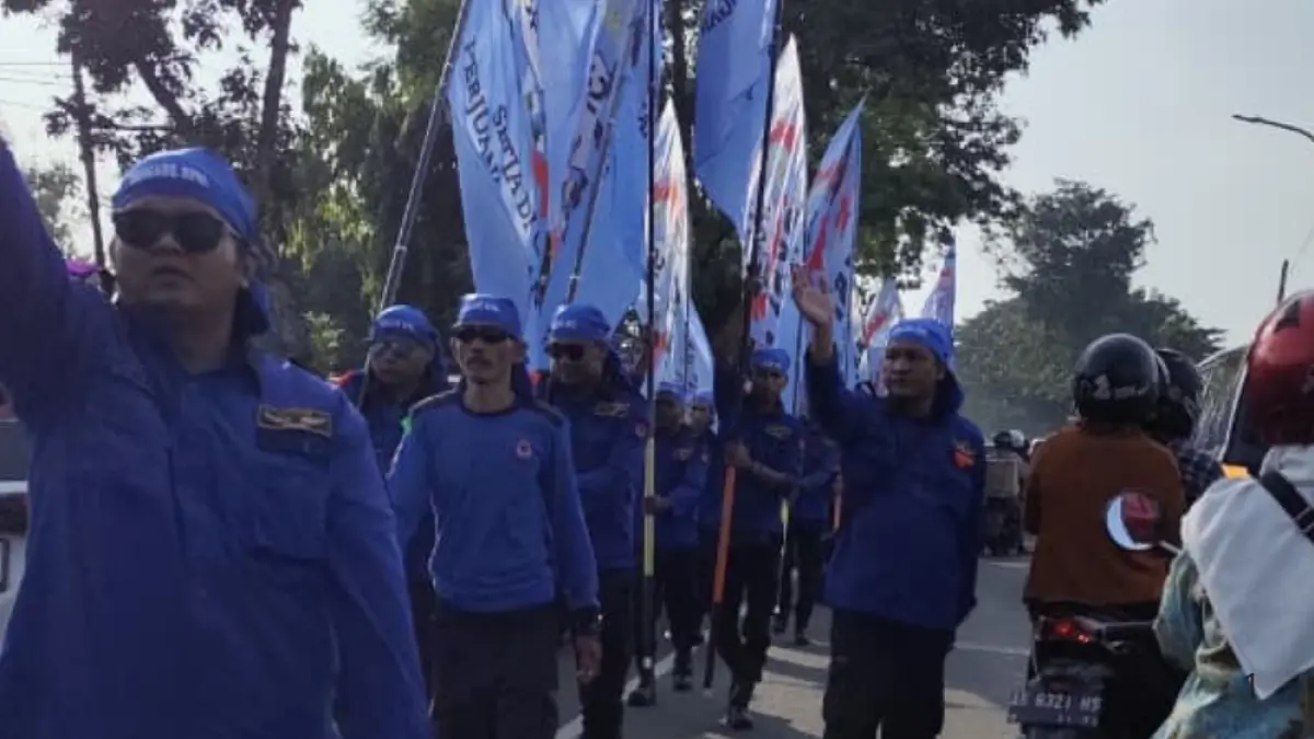 Para buruh mulai memadati kawasan Museum Marsinah di Desa Nglundo, Kecamatan Sukomoro, Kabupaten Nganjuk. (Foto Novanda Nirwana/JPRK)