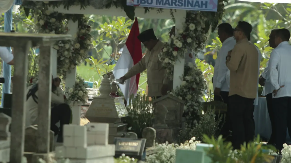 Presiden Prabowo Subianto berziarah ke makam Marsinah di Desa Nglundo, Kecamatan Sukomoro, Kabupaten Nganjuk. (Foto: Karen Wibi/JPRK)
