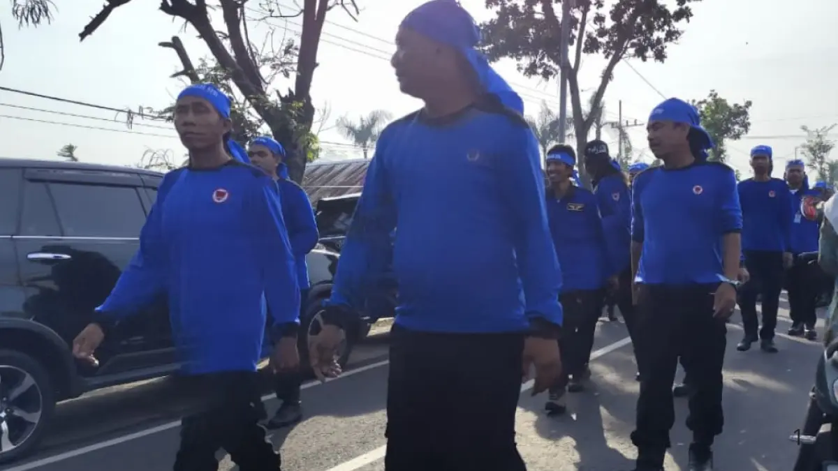 Ribuan buruh berjalan kaki menuju ke lokasi Museum Marsinah di Desa Nglundo, Kecamatan Sukomoro, Kabupaten Nganjuk.(Foto: Novanda Nirwana) 
