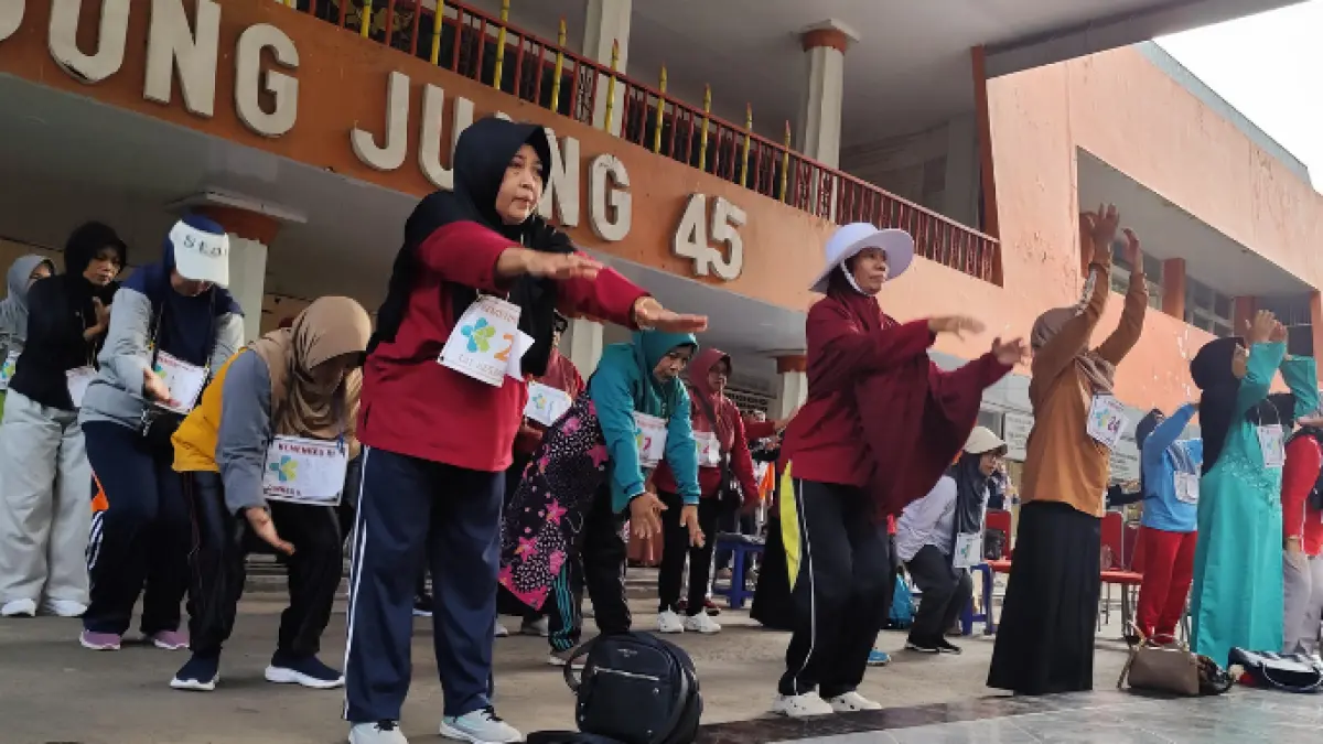 Jemaah haji Nganjuk melaksanakan senam di Halaman Gedung Juang untuk menjaga kesehatan sebelum berangkat ke tanah suci pada Selasa (14/4) lalu. (Foto: Novanda Nirwana/JPRK).