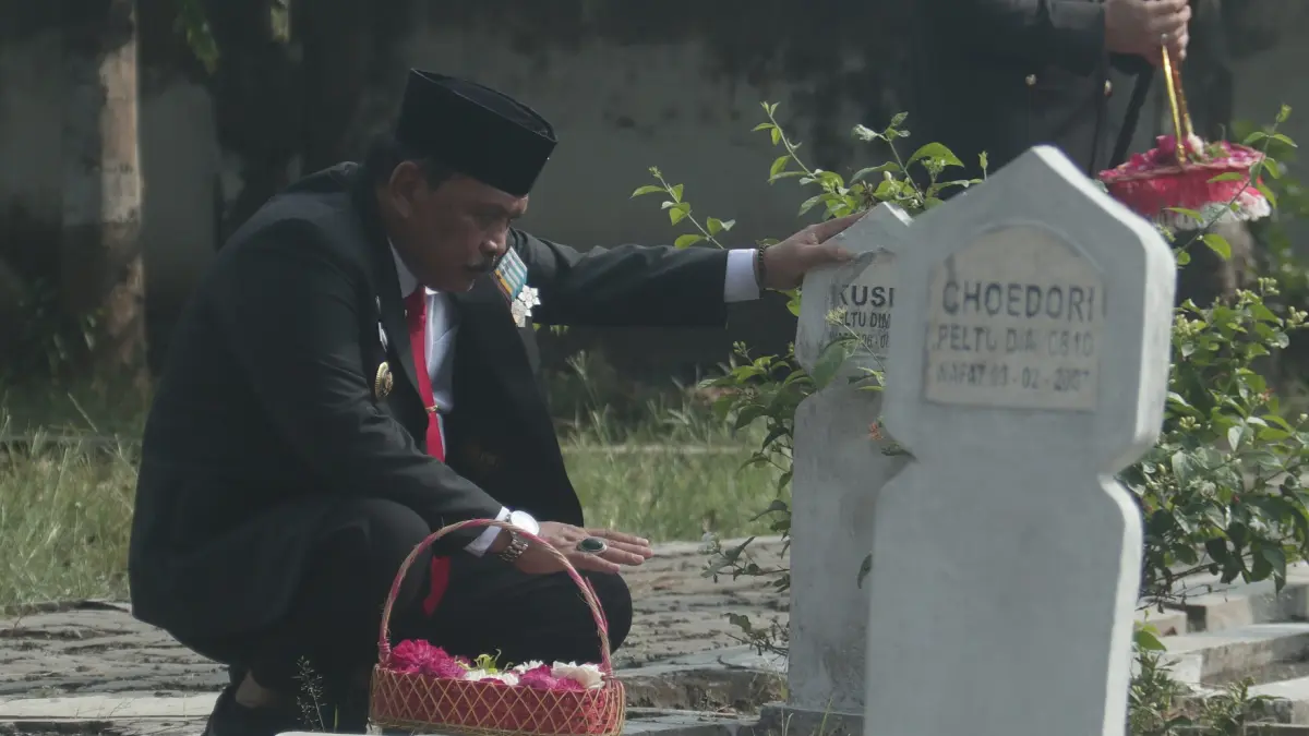 Bupati Nganjuk Marhaen Djumadi berziarah di Taman Makam Pahlawan Nganjuk
